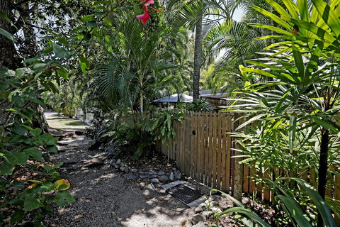 Rare Modern Unit W Private Fenced Garden Close To The Beach PC5 - Accommodation QLD 1