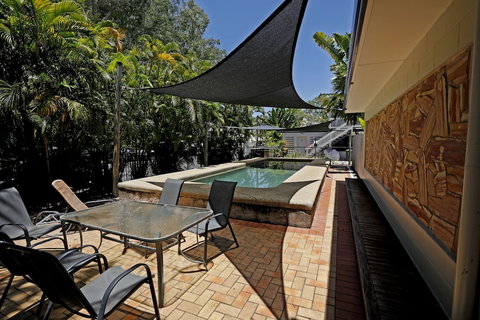 Rare Modern Unit W Private Fenced Garden Close To The Beach PC5 - Accommodation QLD 2