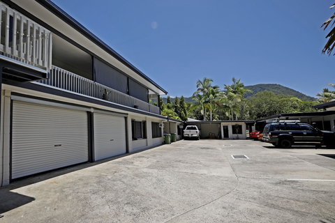 Rare Modern Unit W Private Fenced Garden Close To The Beach PC5 - Accommodation QLD 0