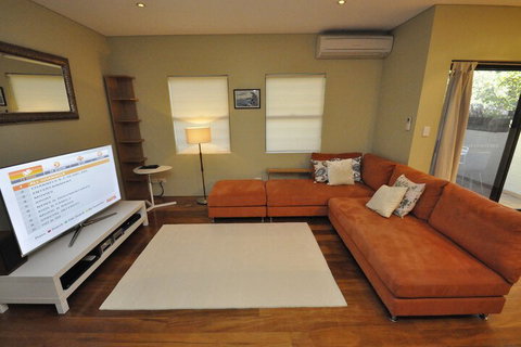 Glebe Fully Furnished 1 BDR Apart 47 ROS - Accommodation QLD 7