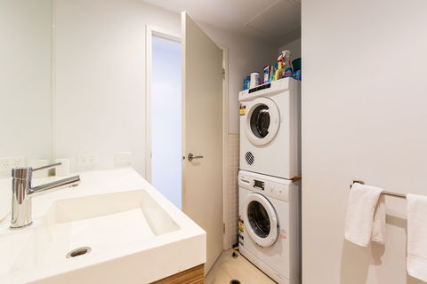 RIVER, 1BDR Melbourne Apartment - Accommodation QLD 5