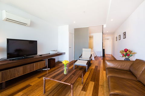 RIVER, 1BDR Melbourne Apartment - Accommodation QLD 0