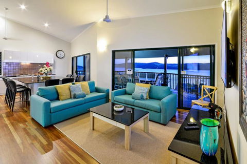 NEWLY BEAUTFULLY RENOVATED 16 The Casuarina 3 Bedroom House With 180 Degree Ocean Views - Accommodation QLD 6