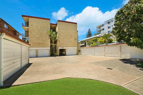 Golden Shores U8 21 Landsborough Parade - Accommodation QLD 2