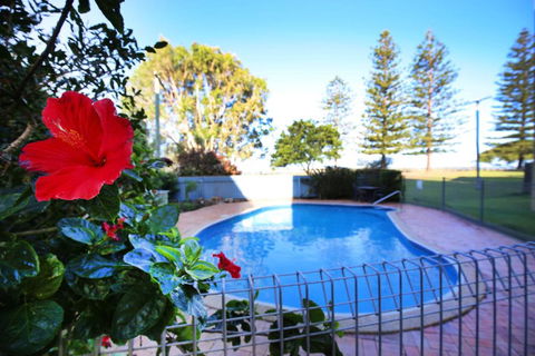 Golden Shores U8 21 Landsborough Parade - Accommodation QLD 3