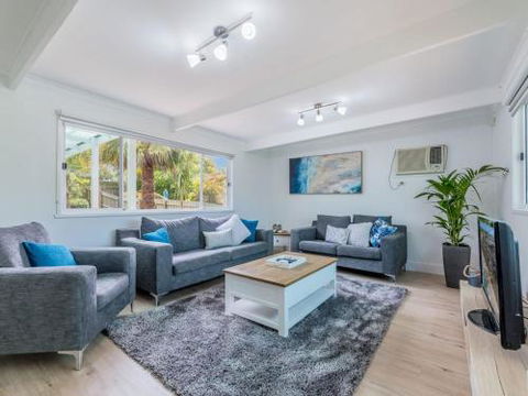 DRIFTAWAY ACROSS FROM SURF BEACH - Accommodation QLD 6