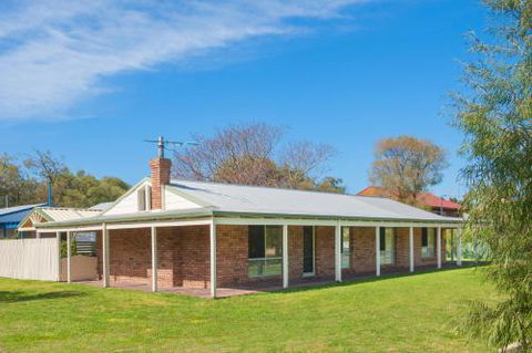 Anchors Away - Accommodation QLD 0
