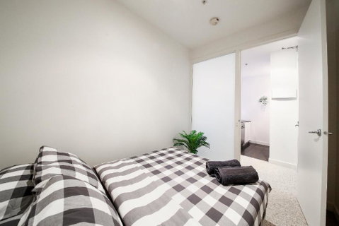 A Spacious & Central 2BR Apt Near Flinders Station - Accommodation QLD 1