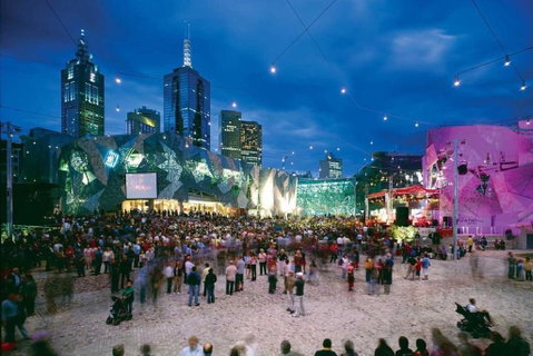 A Spacious & Central 2BR Apt Near Flinders Station - Accommodation QLD 2