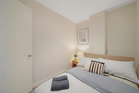 A Comfy & Central 2BR Apt Near Flinders Station - Accommodation QLD 6