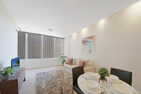 A Comfy & Central 2BR Apt Near Flinders Station - Accommodation QLD 5