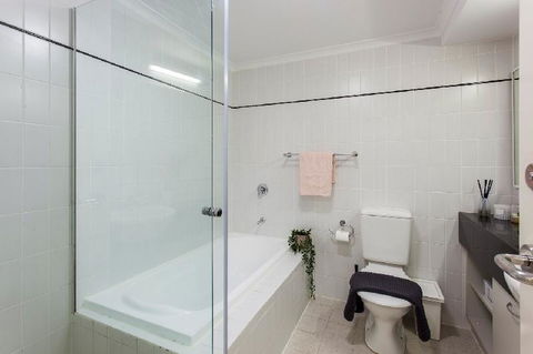 A Comfy 2BR Home Top Location FREE Parking - Accommodation QLD 5