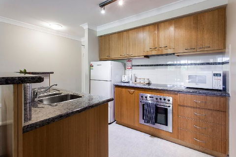 A Comfy 2BR Home Top Location FREE Parking - Accommodation QLD 6