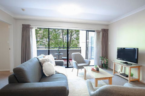 A Comfy 2BR Home Top Location FREE Parking - Accommodation QLD 4