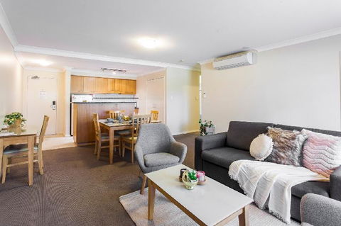 A Comfy 2BR Home Top Location FREE Parking - Accommodation QLD 3