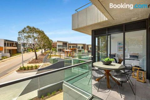 Luxe 101 At Martha Cove Waterfront Luxury On The Marina Walk To Beach - Accommodation QLD 2