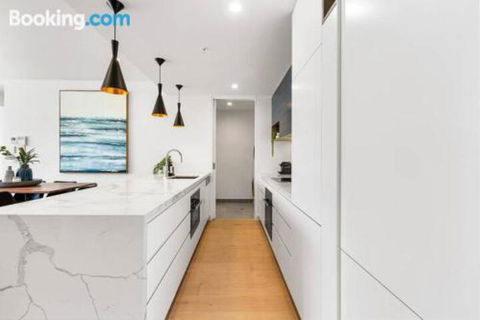 Luxe 101 At Martha Cove Waterfront Luxury On The Marina Walk To Beach - Accommodation QLD 1