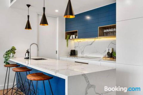 Luxe 101 At Martha Cove Waterfront Luxury On The Marina Walk To Beach - Accommodation QLD 6