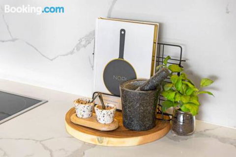 Luxe 101 At Martha Cove Waterfront Luxury On The Marina Walk To Beach - Accommodation QLD 4