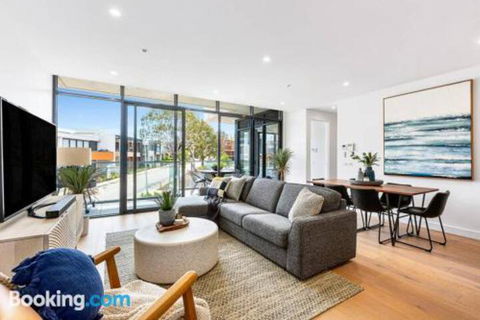 Luxe 101 At Martha Cove Waterfront Luxury On The Marina Walk To Beach - Accommodation QLD 5