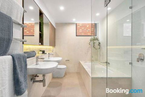 Luxe 101 At Martha Cove Waterfront Luxury On The Marina Walk To Beach - Accommodation QLD 3