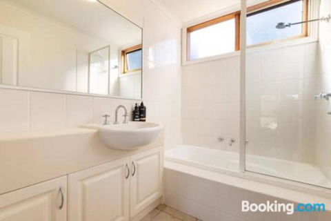 Acqua Vista Water View Fireplace Walk To Beach - Accommodation QLD 1