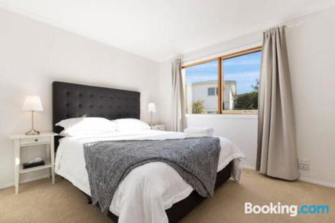 Acqua Vista Water View Fireplace Walk To Beach - Accommodation QLD 3