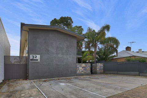 Former Dress Circle Nth Adelaide Apt With Aircon - Accommodation QLD 0