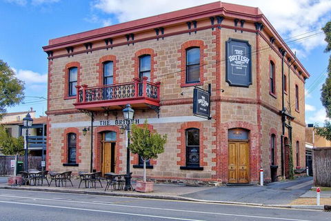 Former Dress Circle Nth Adelaide Apt With Aircon - Accommodation QLD 1