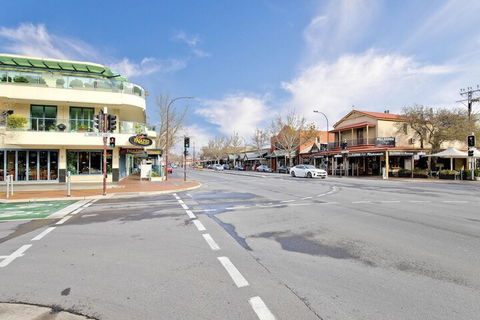 Former Dress Circle Nth Adelaide Apt With Aircon - Accommodation QLD 4