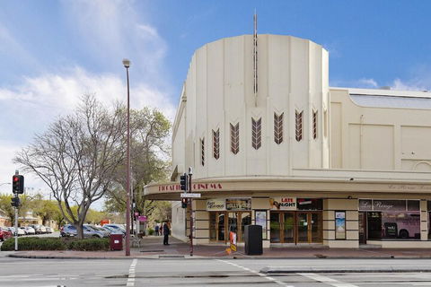 Former Dress Circle Nth Adelaide Apt With Aircon - Accommodation QLD 2