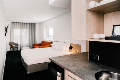 Tom's Court Hotel - Accommodation QLD 6