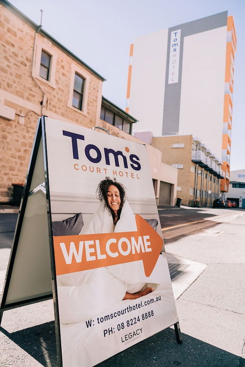 Tom's Court Hotel - Accommodation QLD 2