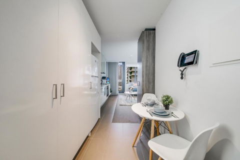 A Stylish & Cozy Studio Next To Southern Cross - Accommodation QLD 4