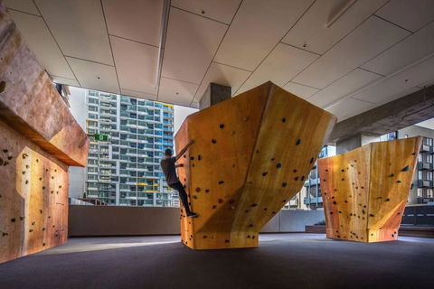 A Stylish & Cozy Studio Next To Southern Cross - Accommodation QLD 5