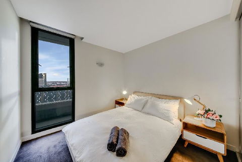A Modern 2BR CBD Apt City Views FREE Parking - Accommodation QLD 6