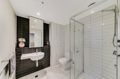 A Modern 2BR CBD Apt City Views FREE Parking - Accommodation QLD 1