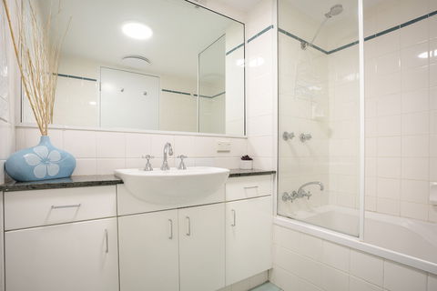 Apartment 2 Surfside - Accommodation QLD 2