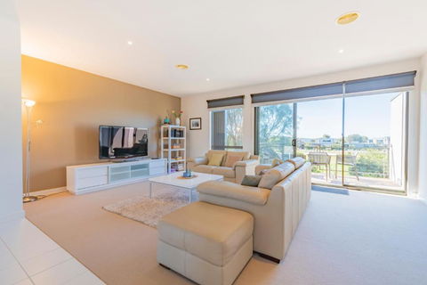 Stylish 3 Bedroom Condo - Accommodation QLD 2