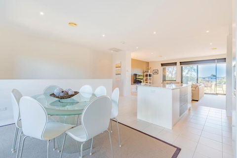 Stylish 3 Bedroom Condo - Accommodation QLD 1