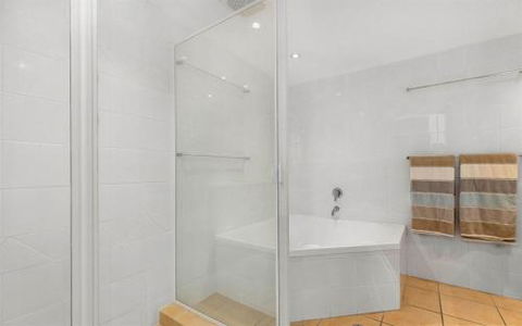 Apartment 5 Commodore - Accommodation QLD 6