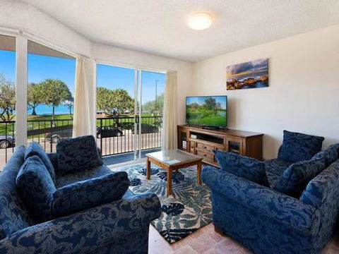 Kings Beach Ocean Front Views Private Balcony Overlooking Kings Beach - Accommodation QLD 3