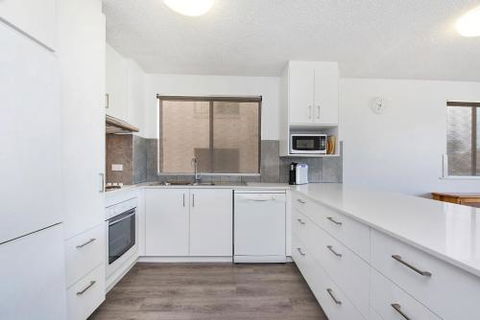 Kings Beach Ocean Front Views Private Balcony Overlooking Kings Beach - Accommodation QLD 2