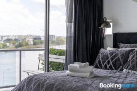 3br Stylish Apt CBD River & City Views SpaSaunaPoolWIFINetflix - Accommodation QLD 6