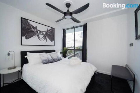 3br Stylish Apt CBD River & City Views SpaSaunaPoolWIFINetflix - Accommodation QLD 5