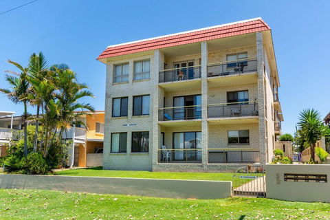 Freshly Renovated Dog Friendly House Walking Distance To Waterfront - Accommodation QLD 1