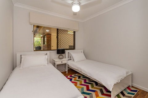 Freshly Renovated Dog Friendly House Walking Distance To Waterfront - Accommodation QLD 6