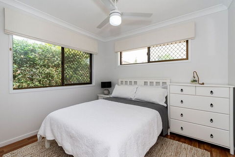 Freshly Renovated Dog Friendly House Walking Distance To Waterfront - Accommodation QLD 2