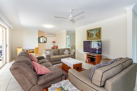 Freshly Renovated Dog Friendly House Walking Distance To Waterfront - Accommodation QLD 3