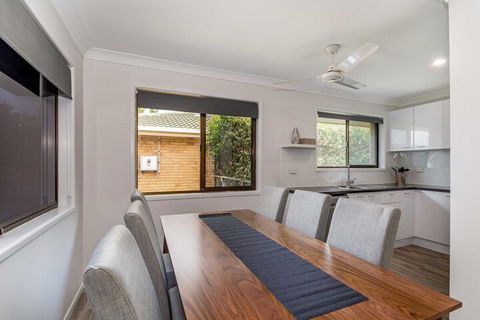 Freshly Renovated Dog Friendly House Walking Distance To Waterfront - Accommodation QLD 4